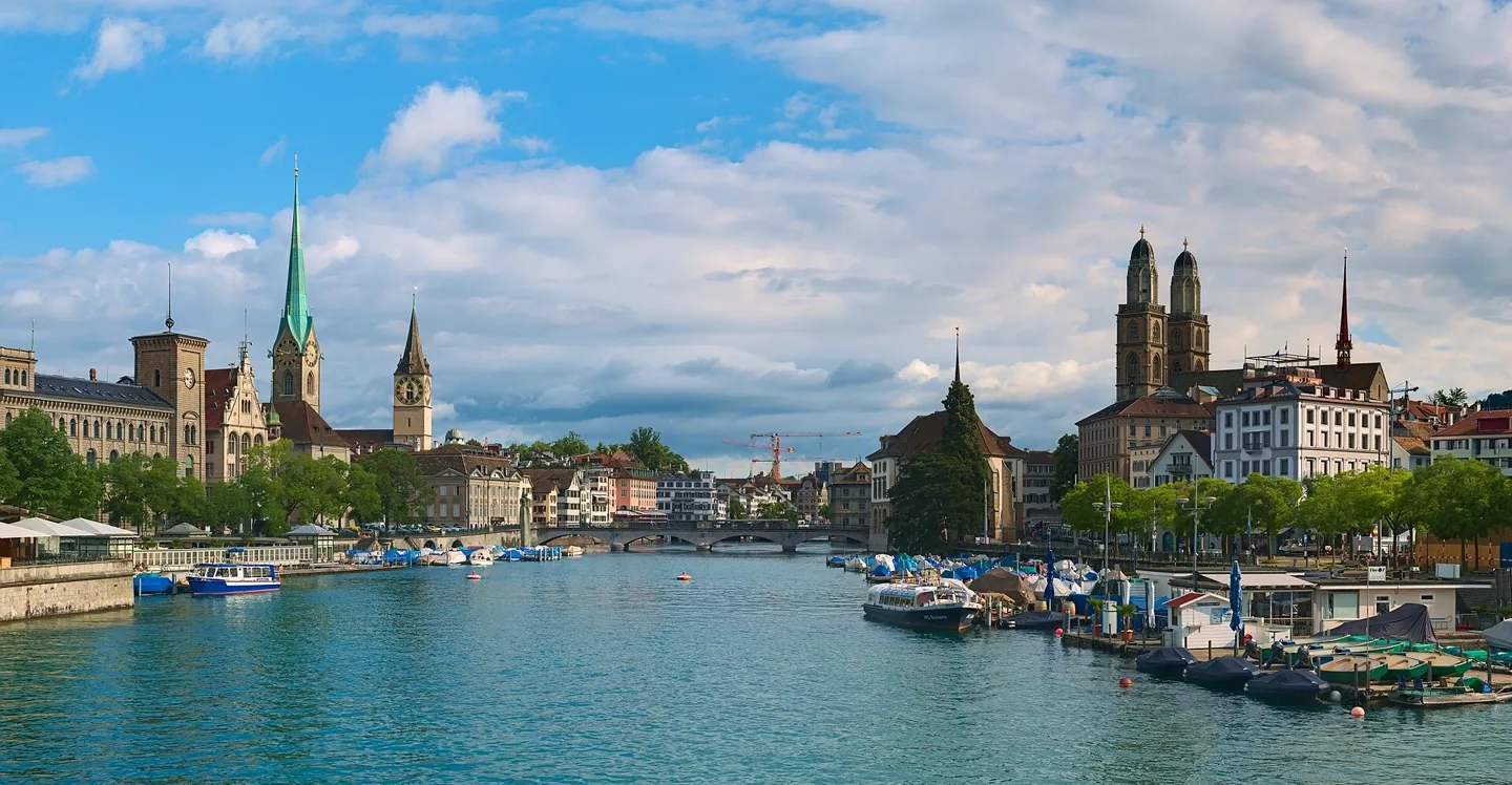 Uitzicht over de Limmat en de oude binnenstad van Zürich