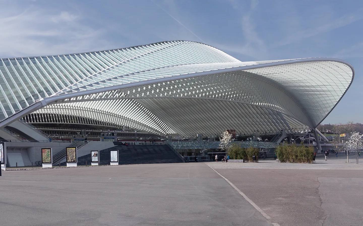 De witte gewelfde overkapping van station Luik-Guillemins
