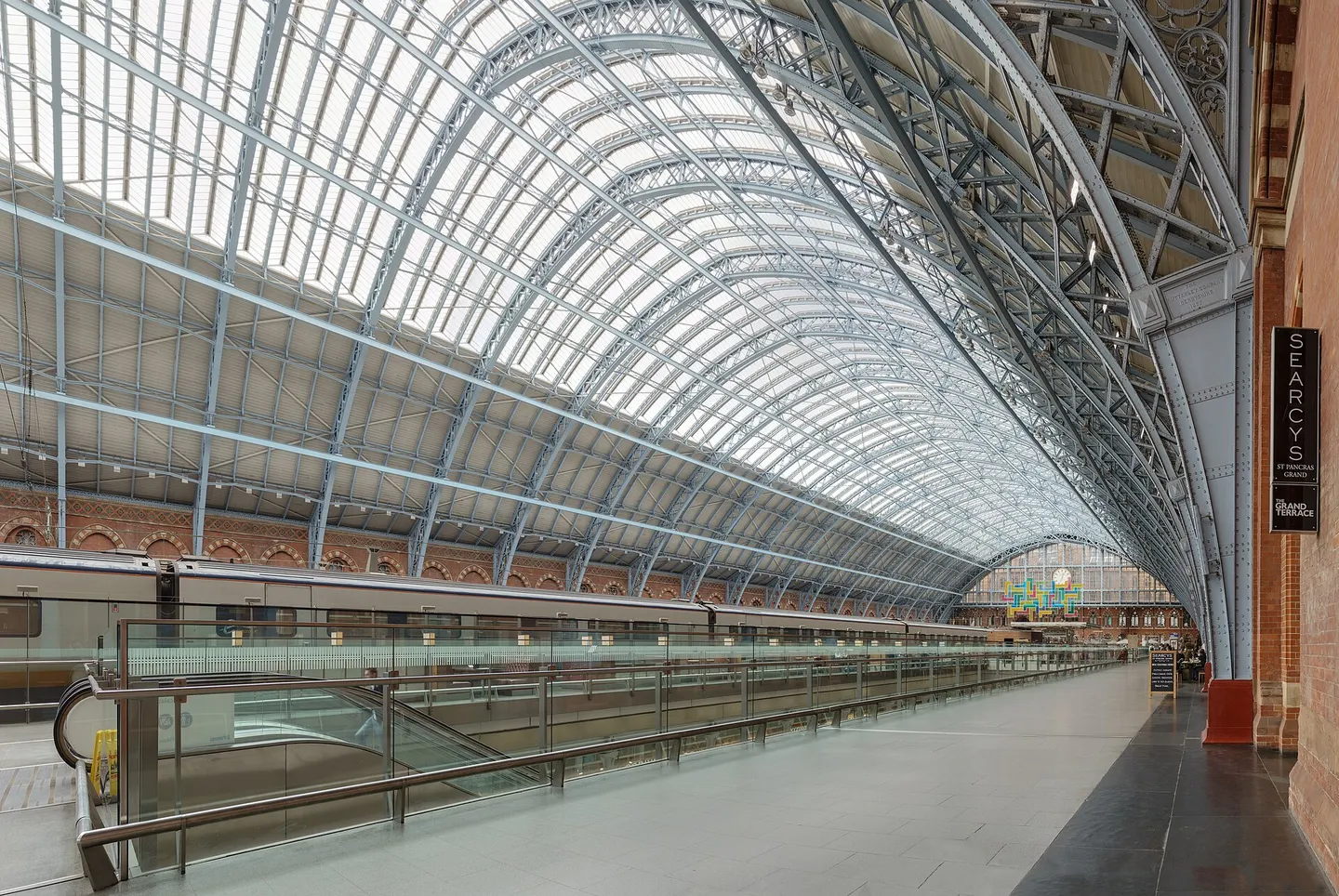 De lange glazen overkapping en het perron van station London St Pancras International