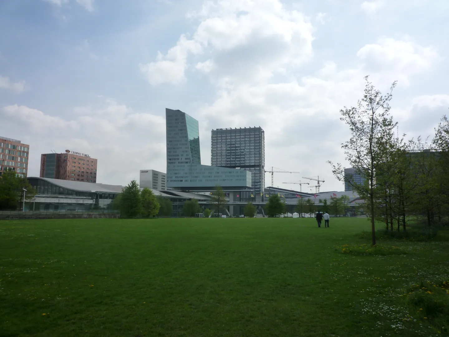 Moderne gebouwen van de wijk Euralille achter een groen park in Rijsel