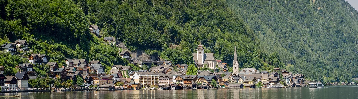 Het dorp Hallstatt met huizen langs het meer en bergen in Oostenrijk