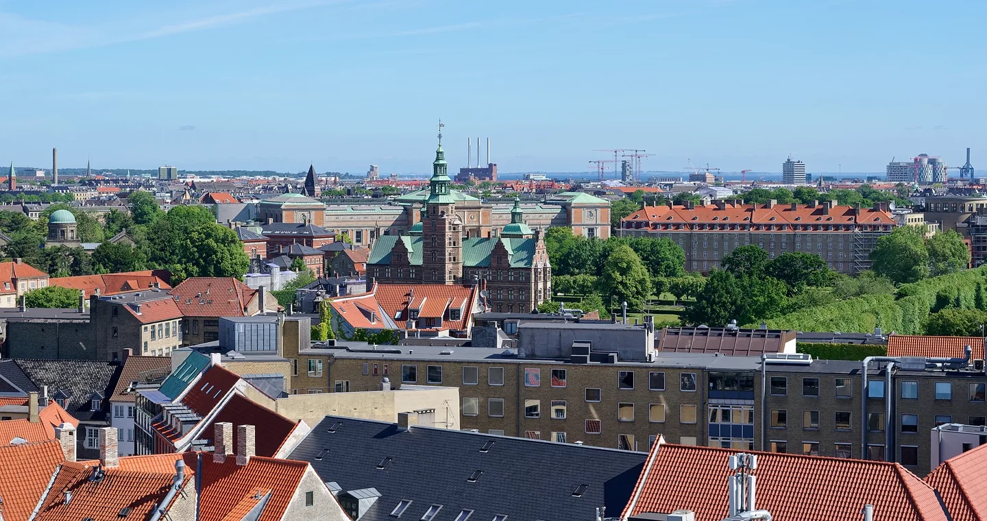 Uitzicht over Kopenhagen met het Rosenborg Slot tussen de daken