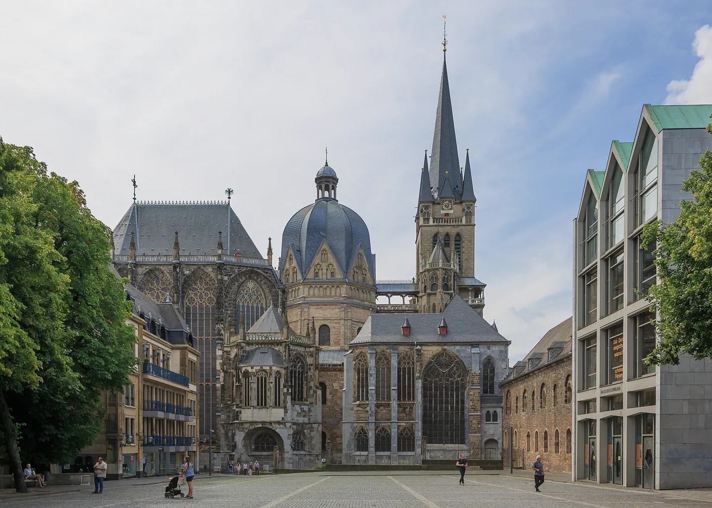 De dom van Aken met zijn karolingische achthoek en gotisch koor