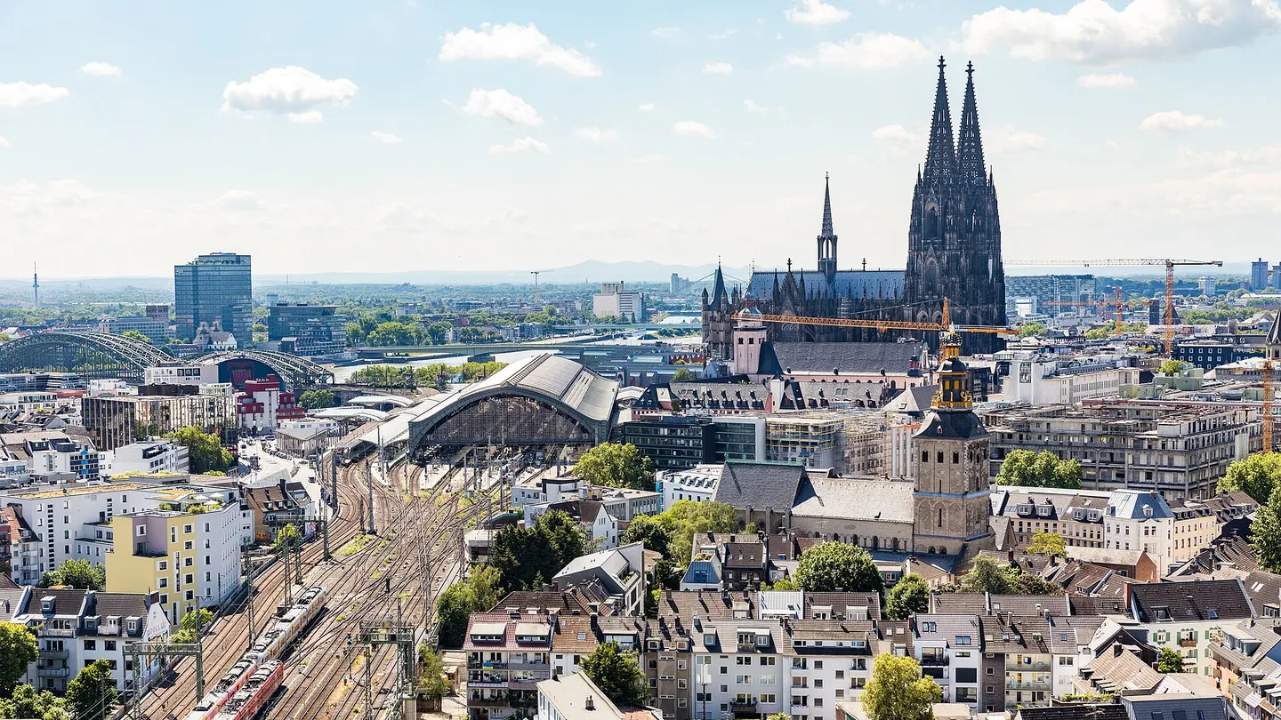 Uitzicht over Keulen met de Dom, de overkapping van Köln Hauptbahnhof en de sporen ernaartoe