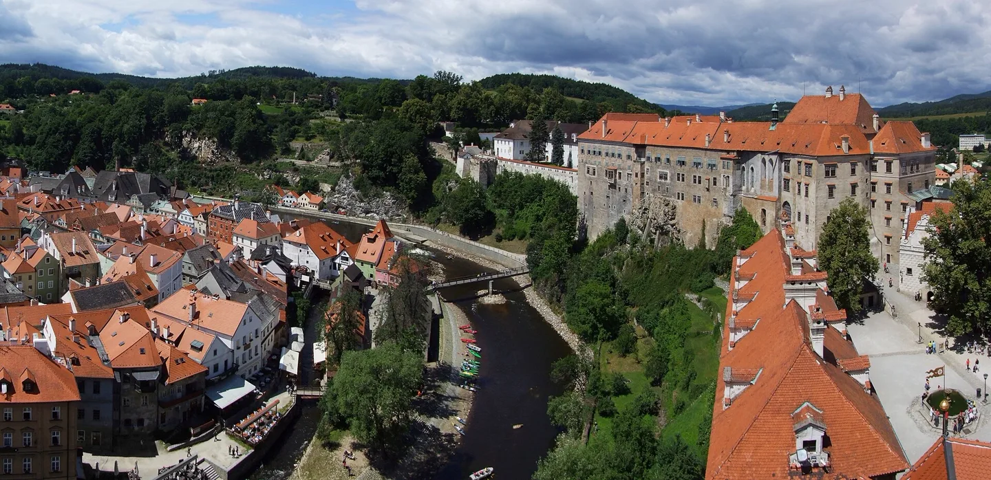 Panorama over de rode daken en de toren van Český Krumlov in Tsjechië