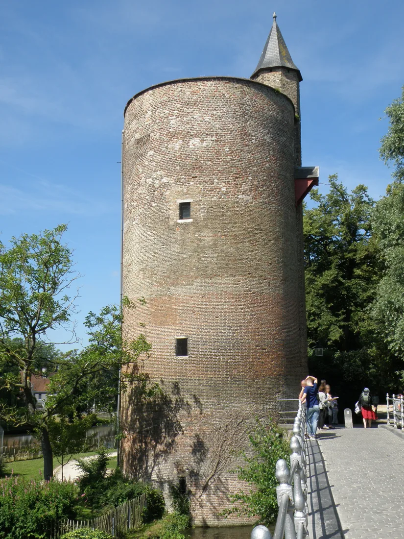 De ronde middeleeuwse Poertoren naast de brug in Brugge