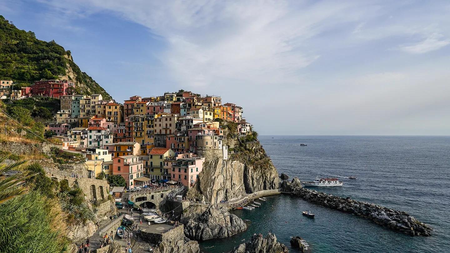 De kleurrijke huizen van Manarola aan de rotskust van Cinque Terre in Italië