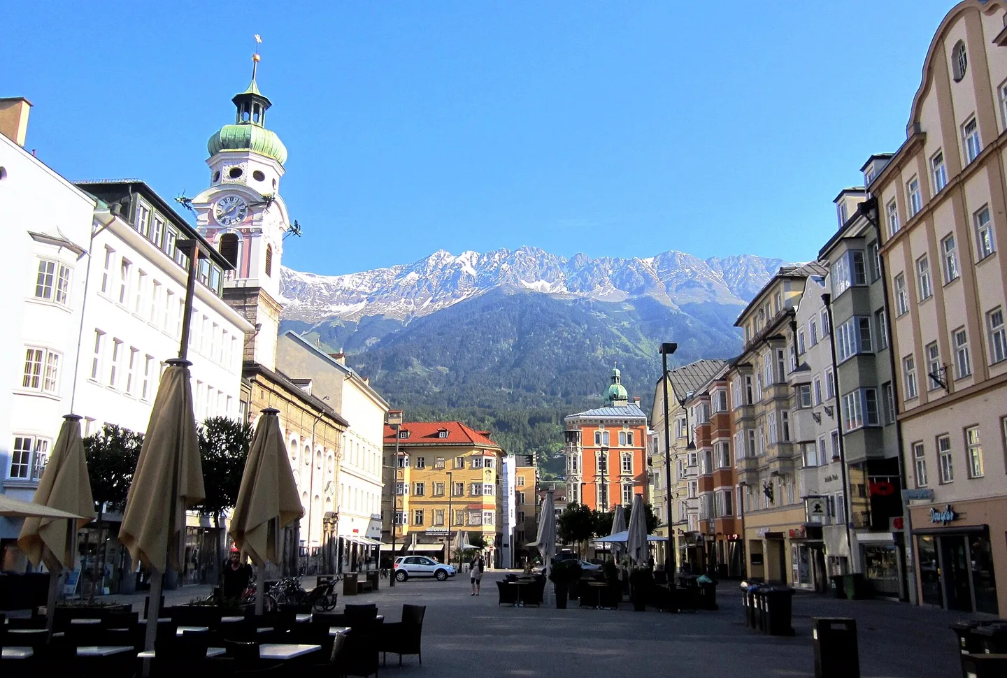 De Maria-Theresien-Straße in Innsbruck met kleurrijke gevels en de Nordkette