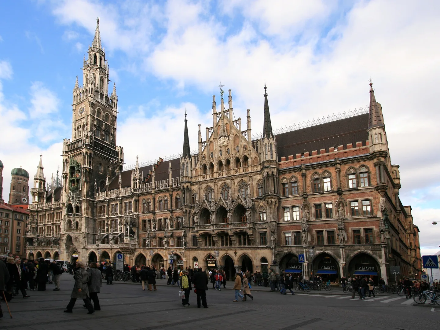 De neogotische gevel en toren van het Neues Rathaus aan de Marienplatz in München