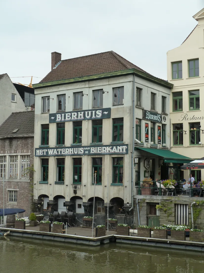 Het Waterhuis aan de Bierkant met terras aan het water in het centrum van Gent