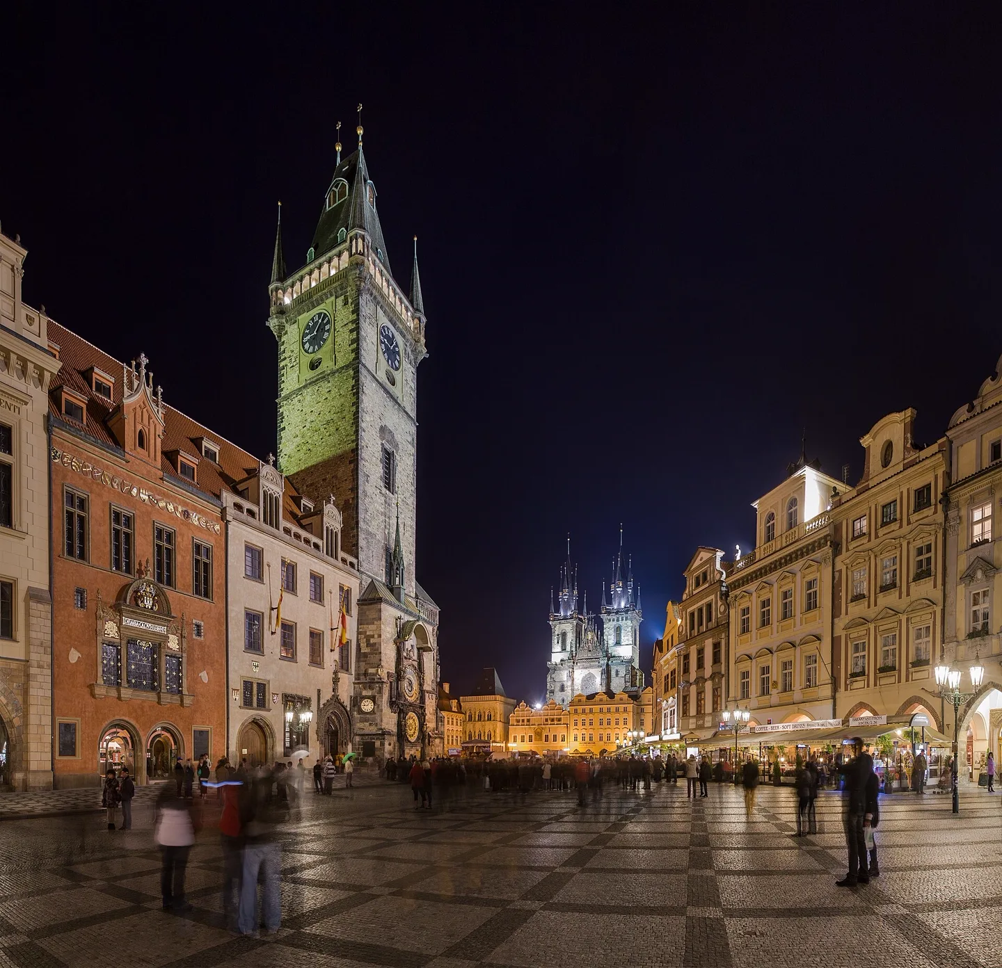 De Oudestadsplein van Praag met de Týnkerk en historische gevels