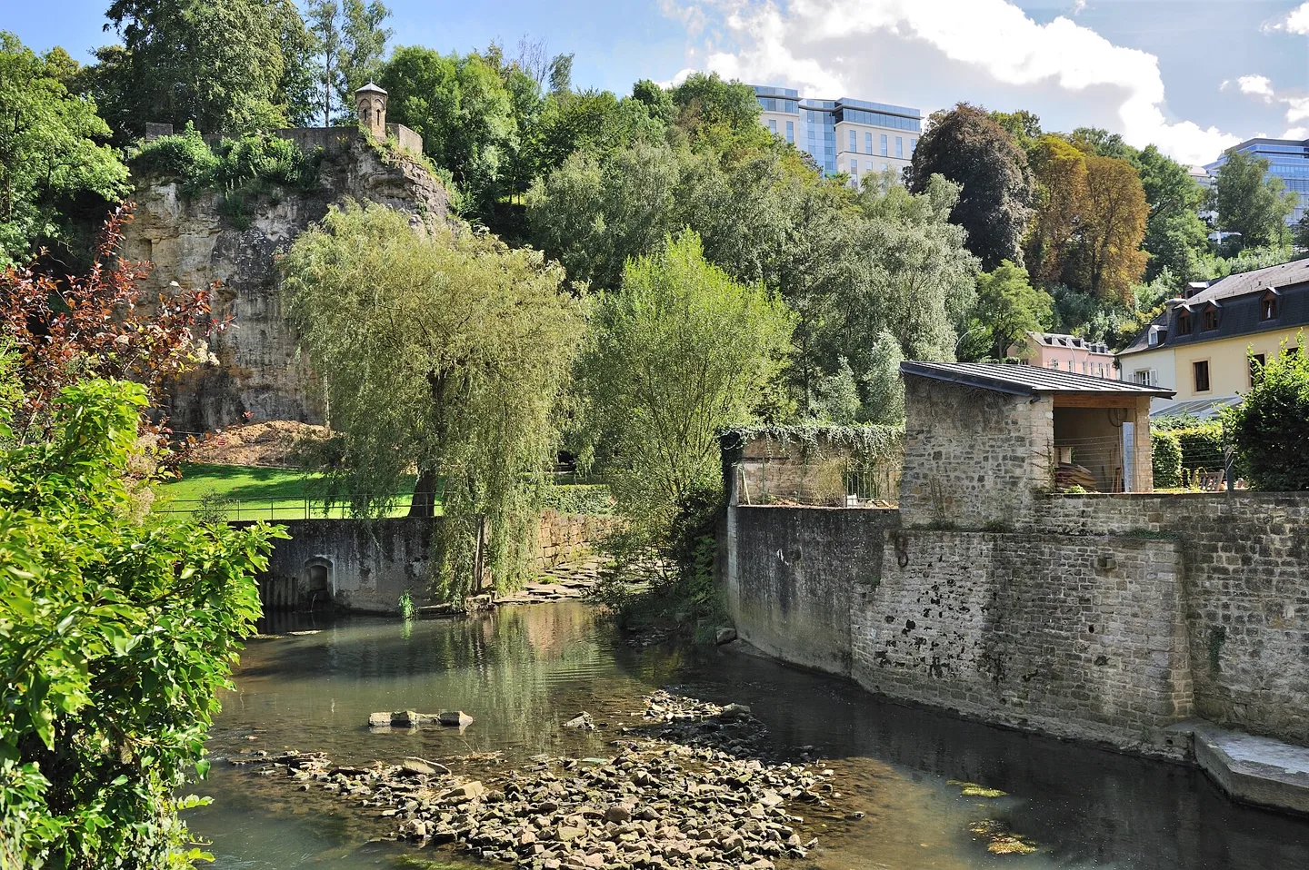 De wijk Grund met huizen aan de rivier de Alzette in Luxemburg-Stad