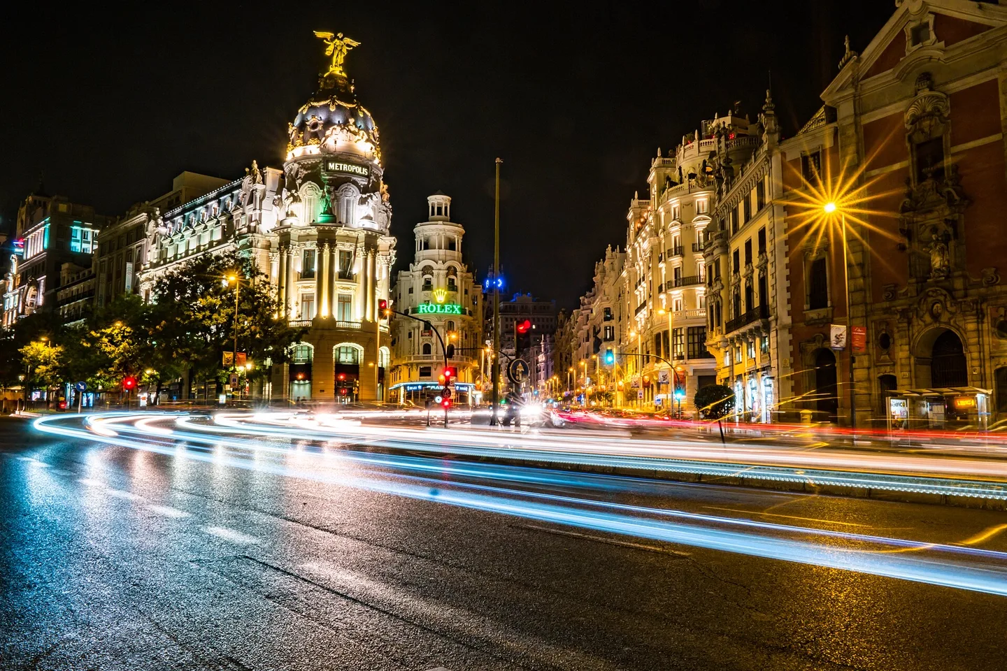 De Gran Vía in Madrid met het Metropolis-gebouw bij avondlicht