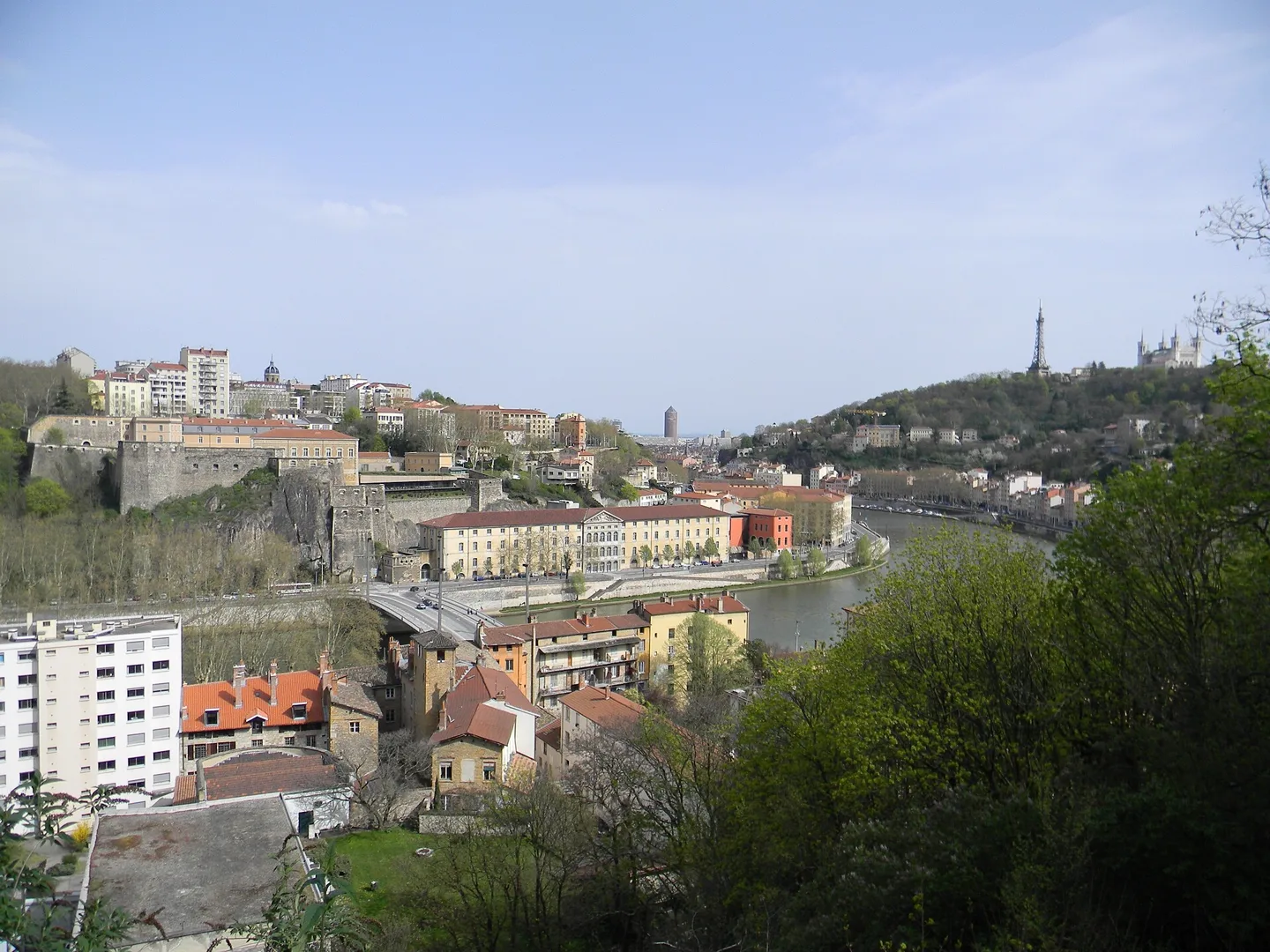 Panorama over Lyon met de Saône, het oude centrum en de Fourvière